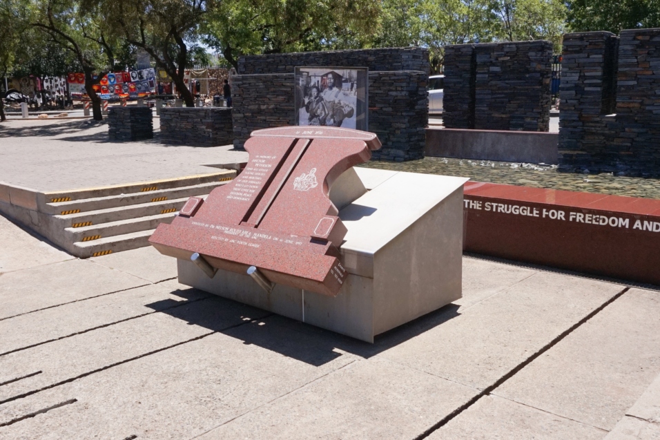 (Es) Hector Pieterson Memorial_1:  Hector Pieterson Memorial, Soweto by  Bernard Gagnon is licensed under CC BY-SA 4.0