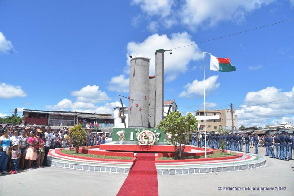 Estela conmemorativa de Moramanga. Fotos: Présidence de la République de Madagascar.