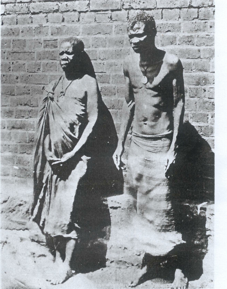 Mbuya Nehanda y Sekuru Kaguvi en el momento de su captura. Photo is public domain.