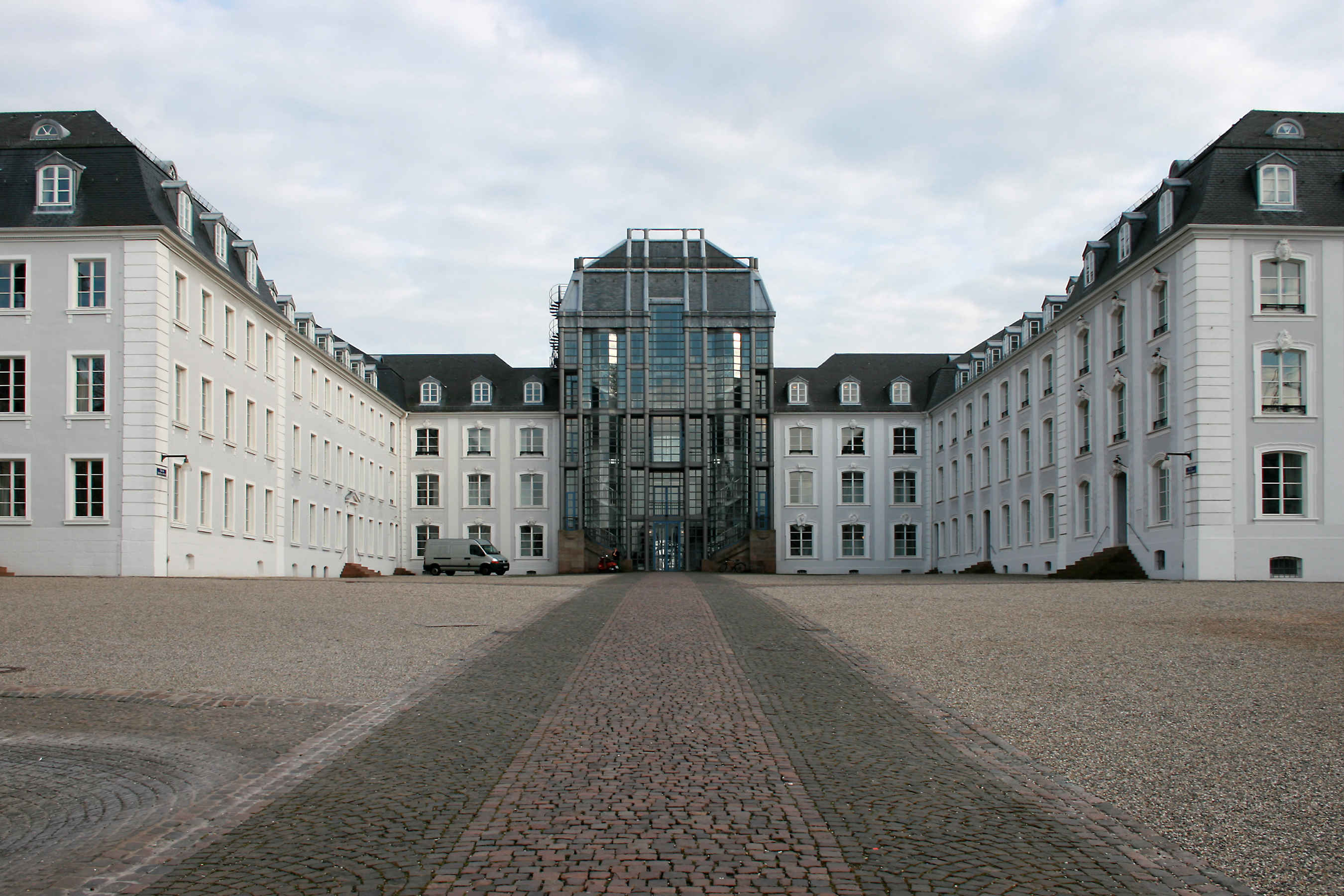 Castillo de Saarbrücken - Plaza del Memorial Invisible. Autor: Flicka. Atribución: Creative Commons Attribution-Share Alike 3.0 Unported. Fuente: Wikimedia Commons