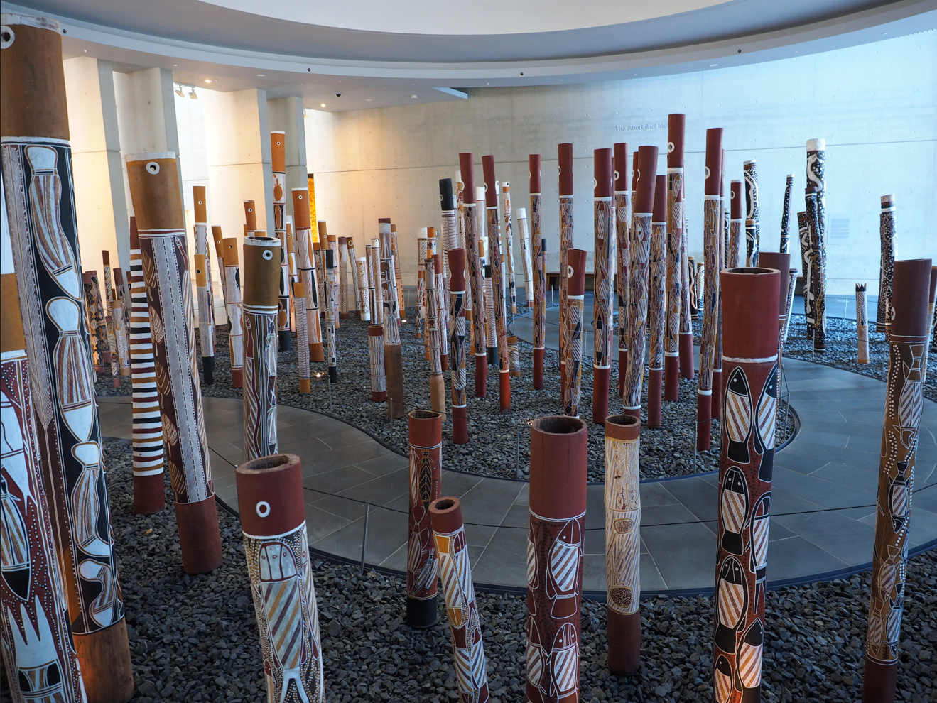 Memorial Aborigen en la Galería Nacional de Australia. Autor: Nick-D. Atribución: Creative Commons Attribution-Share Alike 4.0 International. Fuente: Creative Commons
