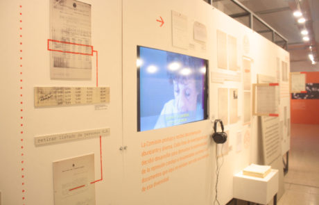 Panel con pantalla incorporada con material audiovisual con testimonios